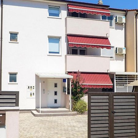 Leona Apartment Pula Luaran gambar