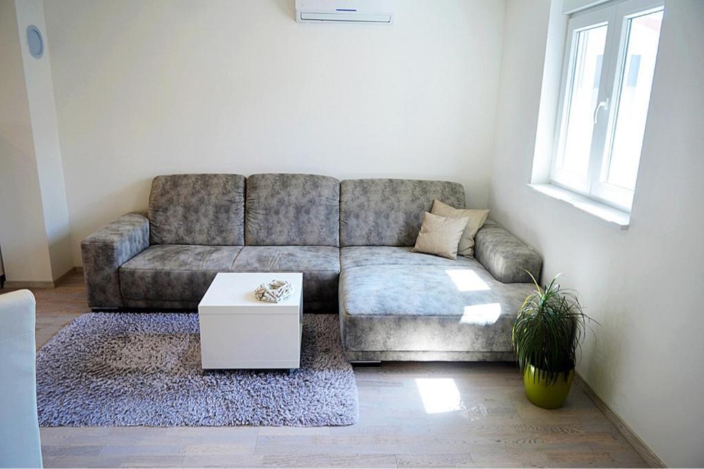 Leona Apartment Pula Luaran gambar
