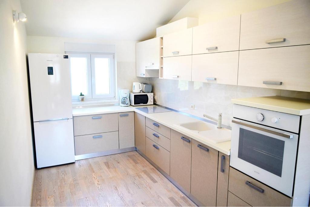 Leona Apartment Pula Luaran gambar