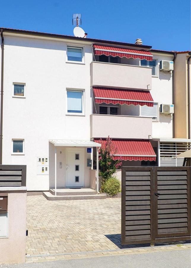 Leona Apartment Pula Luaran gambar