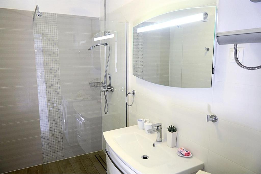 Leona Apartment Pula Luaran gambar