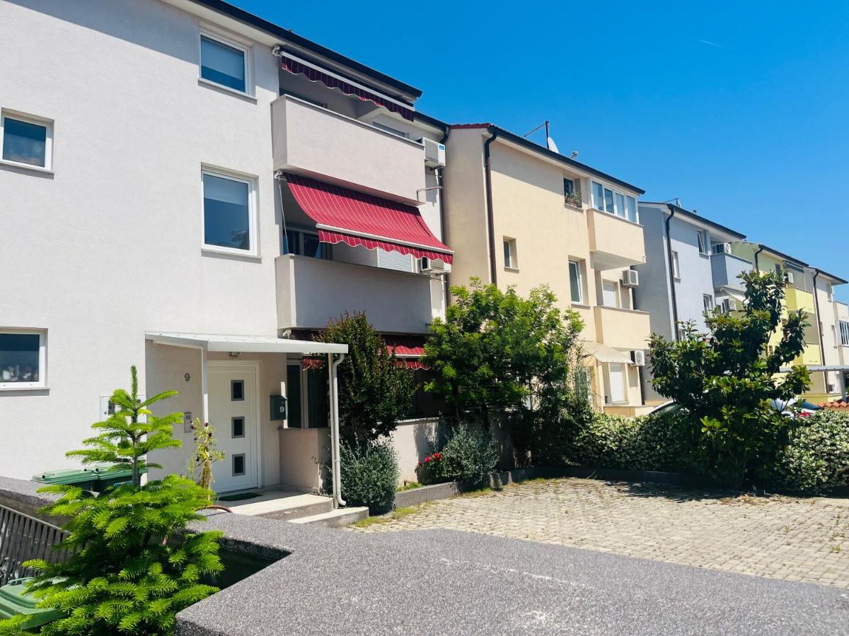 Leona Apartment Pula Luaran gambar